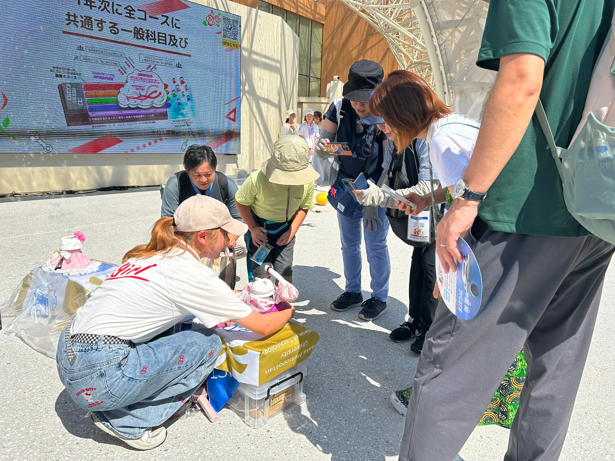 万博での「ROSE」工作教室の活動の様子